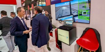 Pedro Duque, presidente de Hispasat, visita nuestro espacio en el Mobile World Congress.