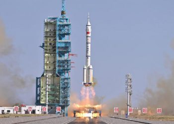 China lanzó la nave Shenzhou con tres astronautas hacia su estación espacial