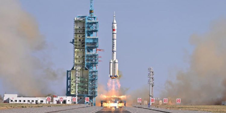 China lanzó la nave Shenzhou con tres astronautas hacia su estación espacial