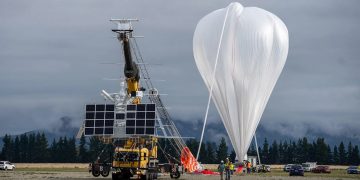 El globo de súper presión de la Nasa que transporta la carga útil HIWIND cruzó hacia Sudamérica