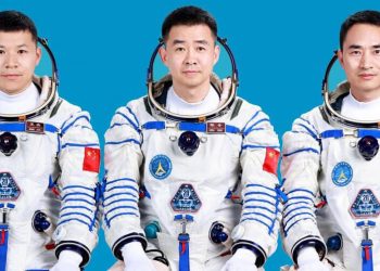 Tres astronautas se disponen a viajar hasta la estación espacial china