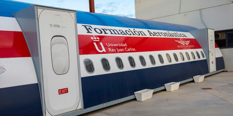 Aviation Group se alía con Indoamericana para certificar técnicos en Colombia