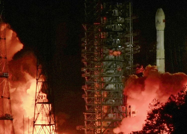 China lanzó la sonda Tianwen-2 hacia el asteroide 2016H03