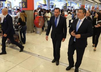 El ministro Óscar Puente muestra al comisario europeo Tzitzikostas el aeropuerto de Barajas