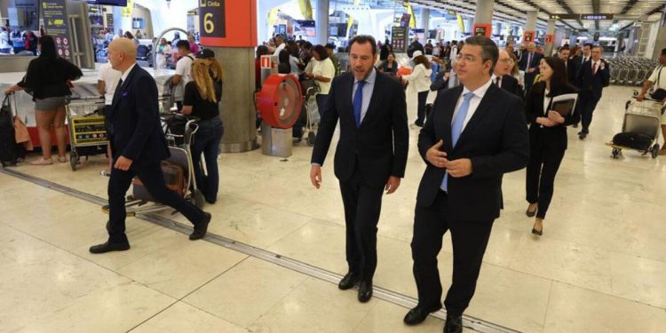 El ministro Óscar Puente muestra al comisario europeo Tzitzikostas el aeropuerto de Barajas