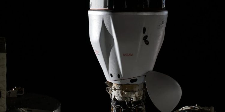 La nave de carga Dragon regresa a la Tierra desde la ISS
