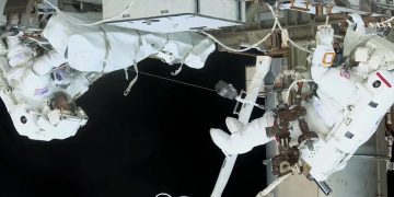 Las astronautas de la Nasa McClain y Ayers regresaron a la ISS tras completar su salida espacial