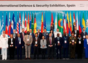 Los ministros de Defensa e Industria en la inauguración de FEINDEF