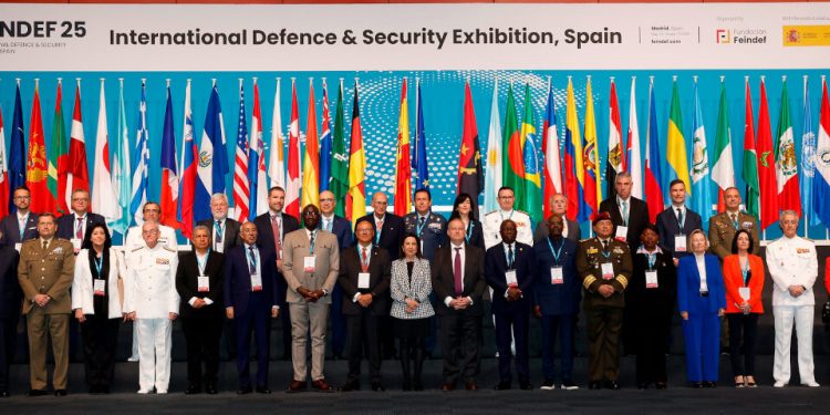 Los ministros de Defensa e Industria en la inauguración de FEINDEF