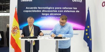 Mikhail Kokorich, fundador y CEO de DESTINUS (dcha) y Luis Furnells, presidente de Grupo Oesía (izda).