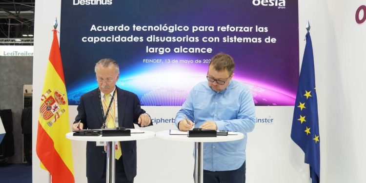 Mikhail Kokorich, fundador y CEO de DESTINUS (dcha) y Luis Furnells, presidente de Grupo Oesía (izda).