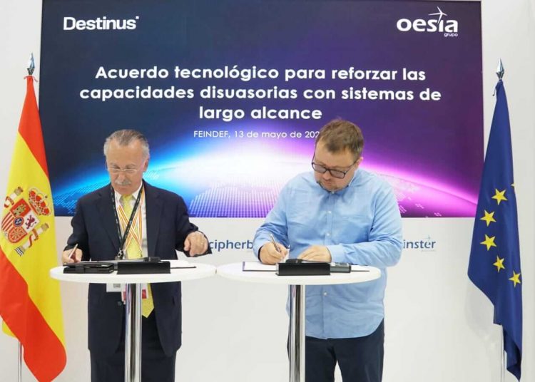 Mikhail Kokorich, fundador y CEO de DESTINUS (dcha) y Luis Furnells, presidente de Grupo Oesía (izda).