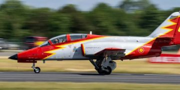 La Patrulla Águila jubila al Airbus C-101