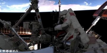 Los astronautas de la estación espacial china realizaron una salida extravehicular
