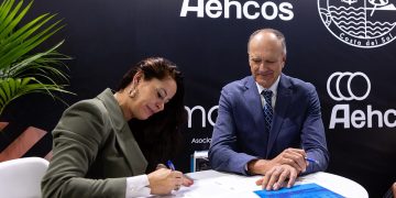 firma convenio FYCMA-Aehcos