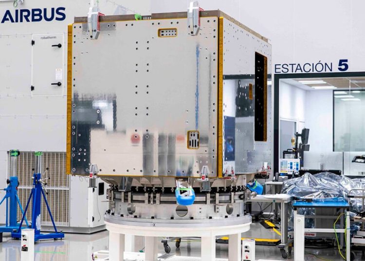 Airbus Defence and Space comienza la integración del primer satélite LSTM en su sala limpia en Getafe, Madrid. Fuente: Airbus Defence and Space