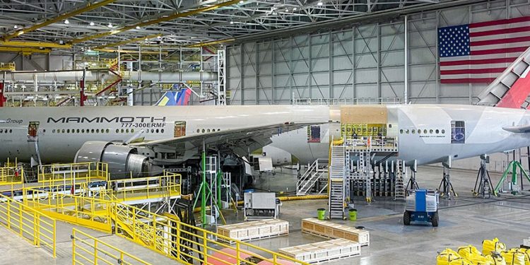 Avia Solutions Group finaliza una de las primeras conversiones de un Boeing 777-300ER de pasajero a carguero