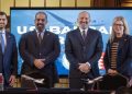 De izquierda a derecha, el presidente del Gulf Air Group, Khalid Taqi; el ministro de Finanzas y Economía Nacional de Bahréin, Shaikh Salman bin Khalifa Al Khalifa; el secretario de Comercio de EEUU, Howard Lutnick; y la CEO de Boeing Commercial Airplanes, Stephanie Pope. (Fuente: Boeing/Robert Hyatt)