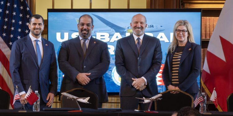 De izquierda a derecha, el presidente del Gulf Air Group, Khalid Taqi; el ministro de Finanzas y Economía Nacional de Bahréin, Shaikh Salman bin Khalifa Al Khalifa; el secretario de Comercio de EEUU, Howard Lutnick; y la CEO de Boeing Commercial Airplanes, Stephanie Pope. (Fuente: Boeing/Robert Hyatt)