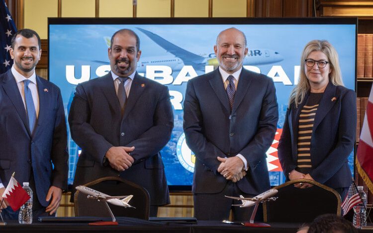 De izquierda a derecha, el presidente del Gulf Air Group, Khalid Taqi; el ministro de Finanzas y Economía Nacional de Bahréin, Shaikh Salman bin Khalifa Al Khalifa; el secretario de Comercio de EEUU, Howard Lutnick; y la CEO de Boeing Commercial Airplanes, Stephanie Pope. (Fuente: Boeing/Robert Hyatt)