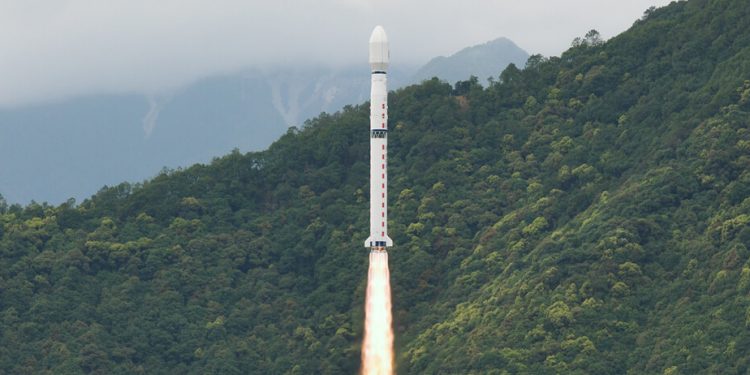 China lanzó con éxito el satélite de prueba Shiyan-28B 01