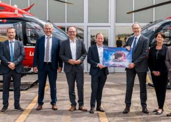 Hans-Christian Ohm, director de Compras Centrales de DRF Luftrettung; Yves Klauer, responsable de Ventas y Relaciones con Clientes, y Thomas Hein, director de la Región Europa, ambos de Airbus Helicopters; Dr. Krystian Pracz, presidente del consejo de administración, y Andreas Kneer, director financiero, ambos de DRF Luftrettung; Dr. Dirk Petry, director de los programas H135 y H140, y Petra Lanuschny, responsable de contratos de los programas H135 y H140, ambos de Airbus Helicopters; así como Roman Morka, miembro del consejo de administración de DRF Luftrettung. Fuente: DRF Air Rescue