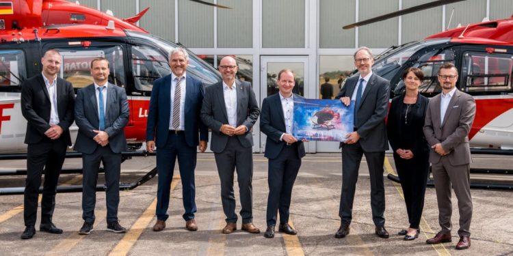 Hans-Christian Ohm, director de Compras Centrales de DRF Luftrettung; Yves Klauer, responsable de Ventas y Relaciones con Clientes, y Thomas Hein, director de la Región Europa, ambos de Airbus Helicopters; Dr. Krystian Pracz, presidente del consejo de administración, y Andreas Kneer, director financiero, ambos de DRF Luftrettung; Dr. Dirk Petry, director de los programas H135 y H140, y Petra Lanuschny, responsable de contratos de los programas H135 y H140, ambos de Airbus Helicopters; así como Roman Morka, miembro del consejo de administración de DRF Luftrettung. Fuente: DRF Air Rescue