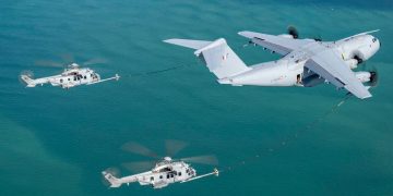 El A400M y el helicóptero H225M, ambos desarrollados por Airbus, son totalmente compatibles. Fuente: Airbus