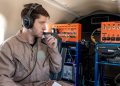 El investigador de la Nasa Darren Nash monitorea el equipo de comunicaciones experimental en el Pilatus PC-12 de la Nasa. Fuente: Nasa / Sara Lowthian-Hanna