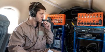El investigador de la Nasa Darren Nash monitorea el equipo de comunicaciones experimental en el Pilatus PC-12 de la Nasa. Fuente: Nasa / Sara Lowthian-Hanna