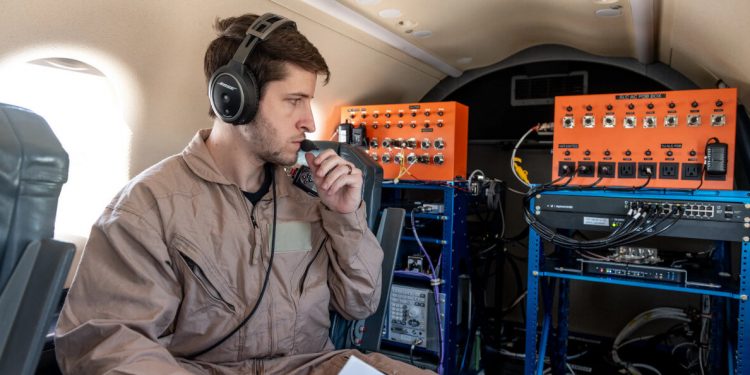 El investigador de la Nasa Darren Nash monitorea el equipo de comunicaciones experimental en el Pilatus PC-12 de la Nasa. Fuente: Nasa / Sara Lowthian-Hanna
