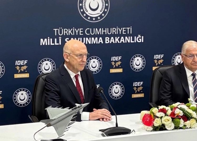 El ministro de Defensa Nacional turco, Yasar Güler, y el secretario de Estado de Defensa del Reino Unido, John Healey. Fuente: BAE Systems