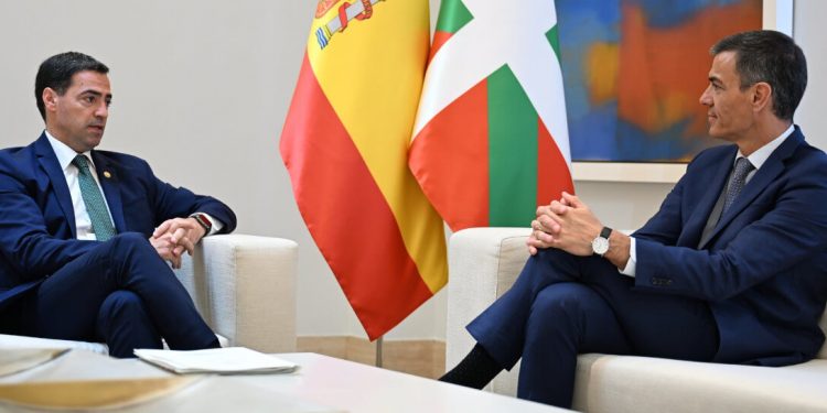 El presidente Pedro Sánchez, se ha reunido con el lehendakari, Imanol Pradales. Fuente: La Moncloa