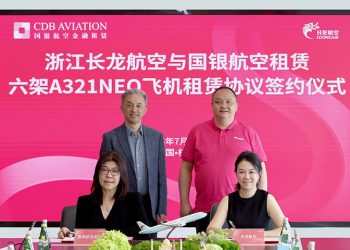El presidente de Loong Air, Qihong Liu, y el presidente ejecutivo, Jin Wang, y la directora ejecutivo de CDB Aviation, Jie Chen, y la jefa comercial, Michelle Wu. Fuente: CDB Aviation