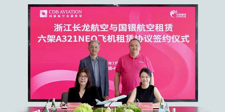 El presidente de Loong Air, Qihong Liu, y el presidente ejecutivo, Jin Wang, y la directora ejecutivo de CDB Aviation, Jie Chen, y la jefa comercial, Michelle Wu. Fuente: CDB Aviation