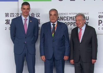 El presidente del Gobierno, Pedro Sánchez, junto al secretario general de Naciones Unidas a su llegada a la IV Conferencia Internacional sobre Financiación para el Desarrollo, en Sevilla.