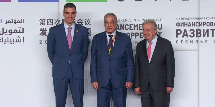 El presidente del Gobierno, Pedro Sánchez, junto al secretario general de Naciones Unidas a su llegada a la IV Conferencia Internacional sobre Financiación para el Desarrollo, en Sevilla.