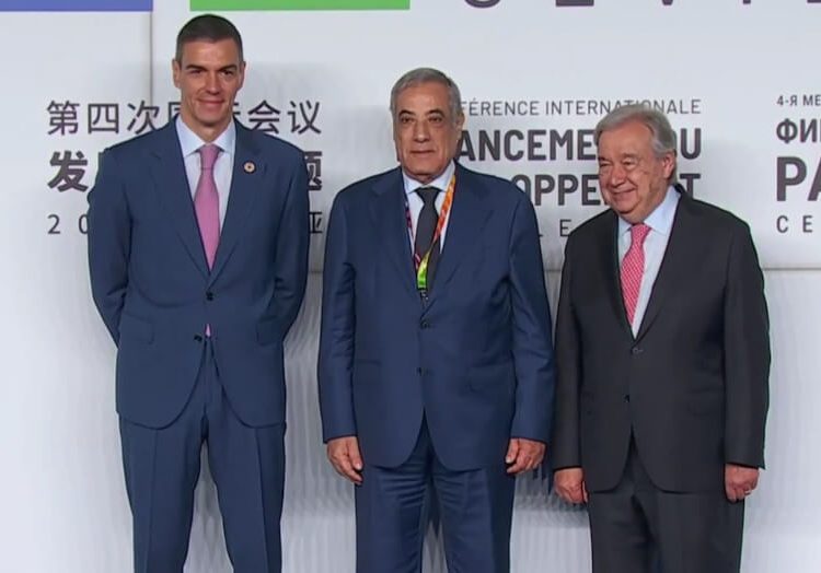 El presidente del Gobierno, Pedro Sánchez, junto al secretario general de Naciones Unidas a su llegada a la IV Conferencia Internacional sobre Financiación para el Desarrollo, en Sevilla.