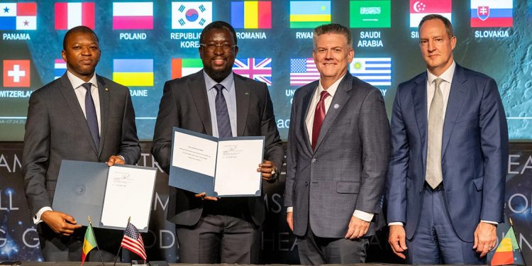 De izquierda a derecha, el embajador de Senegal en Estados Unidos, Abdoul Wahab Haidara; el director general de la agencia espacial senegalesa (ASES), Maram Kairé; el jefe de gabinete de la Nasa, Brian Hughes; y el funcionario superior de la Oficina de Asuntos Africanos del Departamento de Estado, Jonathan Pratt. Fuente: Nasa/Keegan Barber