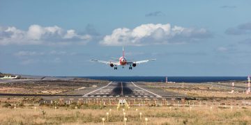 Avión aterrizando en un aeropuerto. Fuente: ENAIRE.