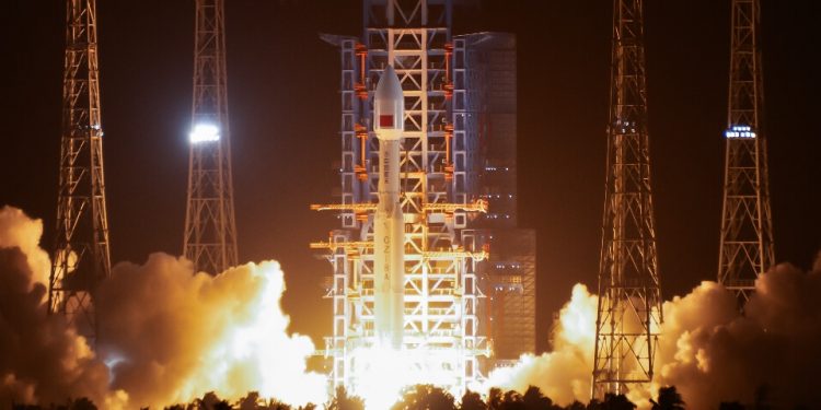 El Chang-8A coloca en órbita 10 grupos de satélites para Internet. Fuente: CASC/Jin Tianyu