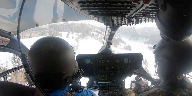 El astronauta de la Nasa Bob Hines (izquierda) y el instructor de HAATS de la Guardia Nacional del Ejército de Colorado, Ethan Jacobs, practican procedimientos de aterrizaje en las Montañas Rocosas de Colorado en abril de 2025. Fuente: Nasa