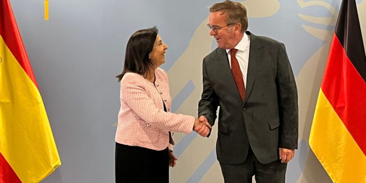 El ministro de Defensa alemán, Boris Pistorius, y su homóloga española, Margarita Robles. Fuente: Ministerio de Defensa