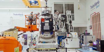 El instrumento FLEX se une a su plataforma satelital. Fuente: ESA.