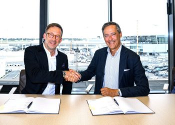 Javier Goñi (CEO Exolum) y Lars Redeligx (CEO del Aeropuerto de Düsseldorf) firman el acuerdo el 26 de agosto. Fuente: Exolum