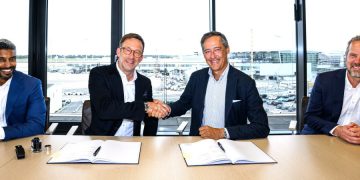 Javier Goñi (CEO Exolum) y Lars Redeligx (CEO del Aeropuerto de Düsseldorf) firman el acuerdo el 26 de agosto. Fuente: Exolum