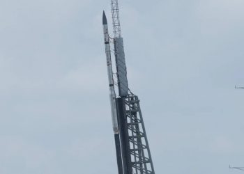 Uno de los tres cohetes de sondeo para la misión TOMEX+ se eleva verticalmente sobre el riel del lanzador 50K en la plataforma 2 en Wallops Island, VA. Fuente: Nasa/Danielle Johnson