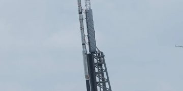 Uno de los tres cohetes de sondeo para la misión TOMEX+ se eleva verticalmente sobre el riel del lanzador 50K en la plataforma 2 en Wallops Island, VA. Fuente: Nasa/Danielle Johnson