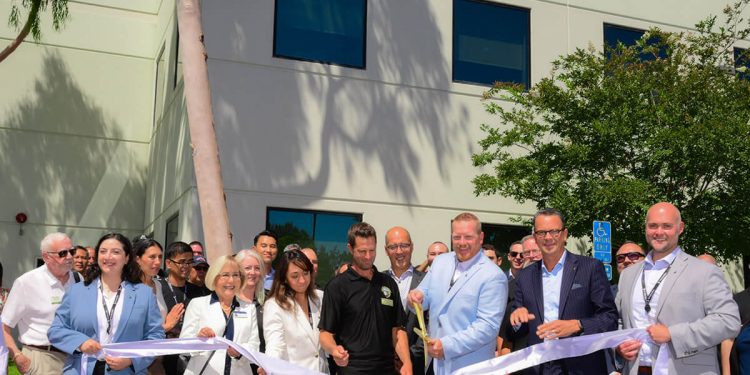 La dirección y los empleados de Bombardier, junto con líderes y representantes locales, celebran la reubicación de la planta de producción de componentes a Los Ángeles. Fuente: Bombardier