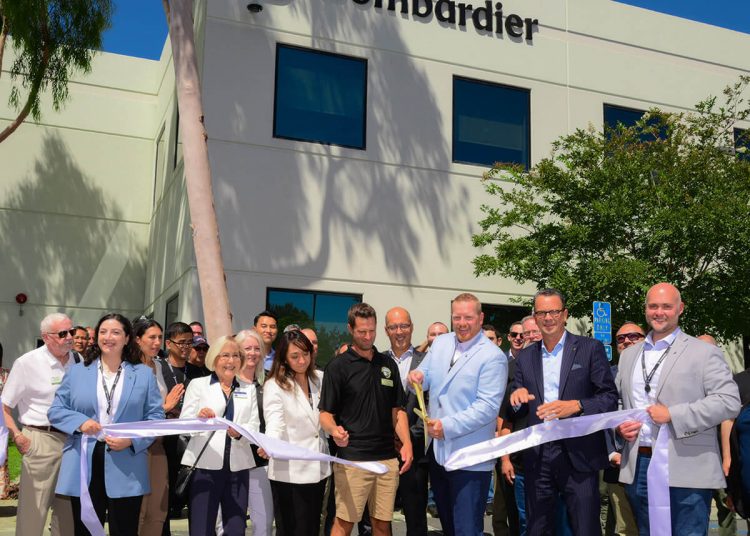 La dirección y los empleados de Bombardier, junto con líderes y representantes locales, celebran la reubicación de la planta de producción de componentes a Los Ángeles. Fuente: Bombardier